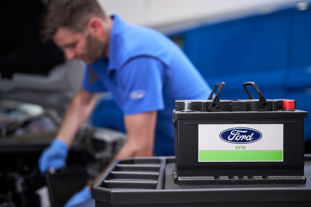 Mecânicos da Ford a fazer serviço express