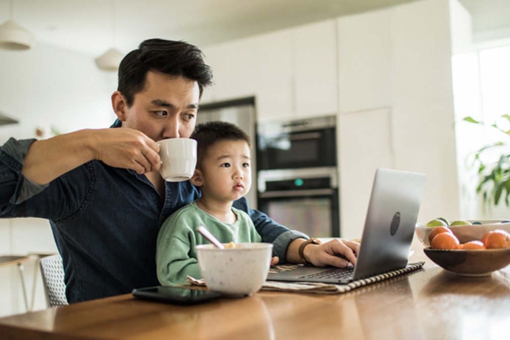 Homem a ver conta Ford online num portátil