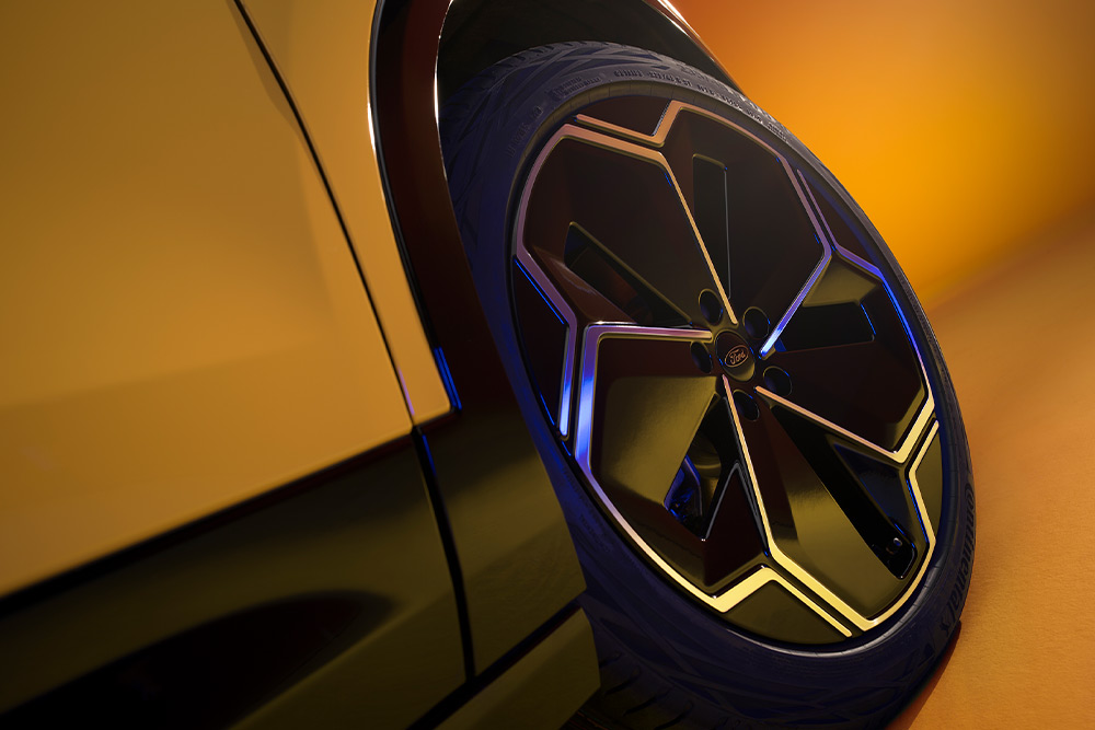 Um close-up de um pneu Ford Capri EV.
