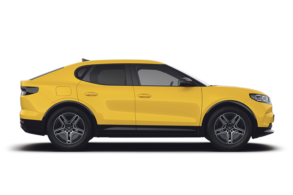 Um Ford Capri elétrico amarelo.
