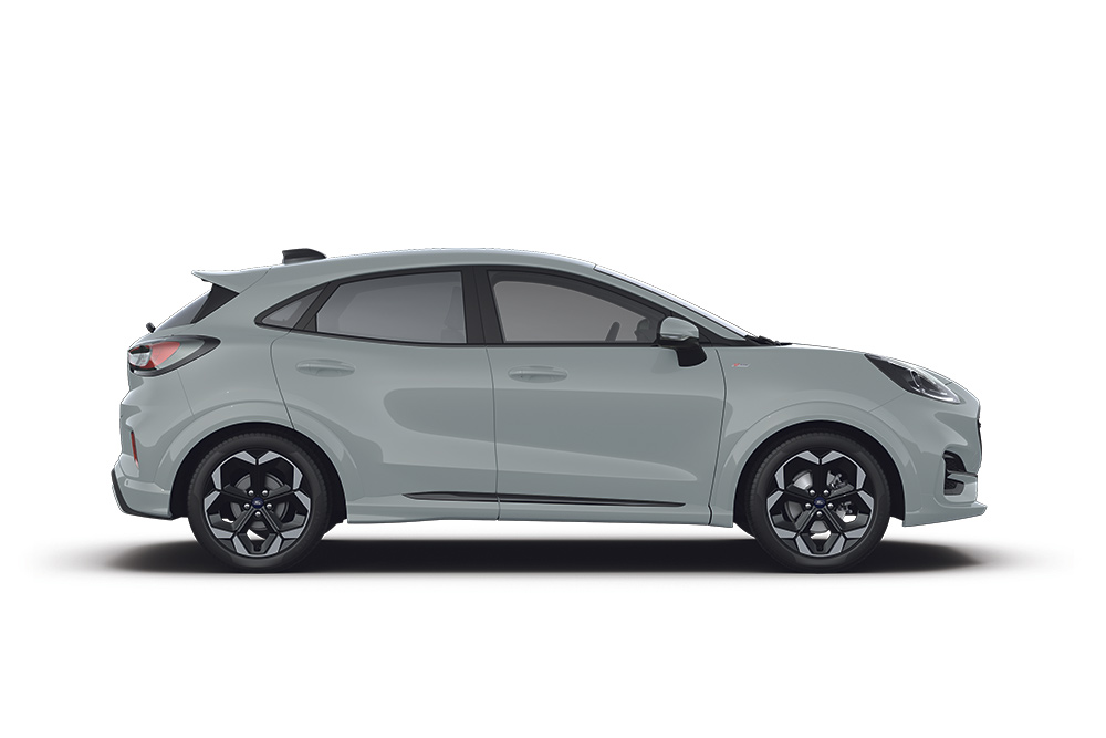 Um Ford Puma híbrido leve prata.