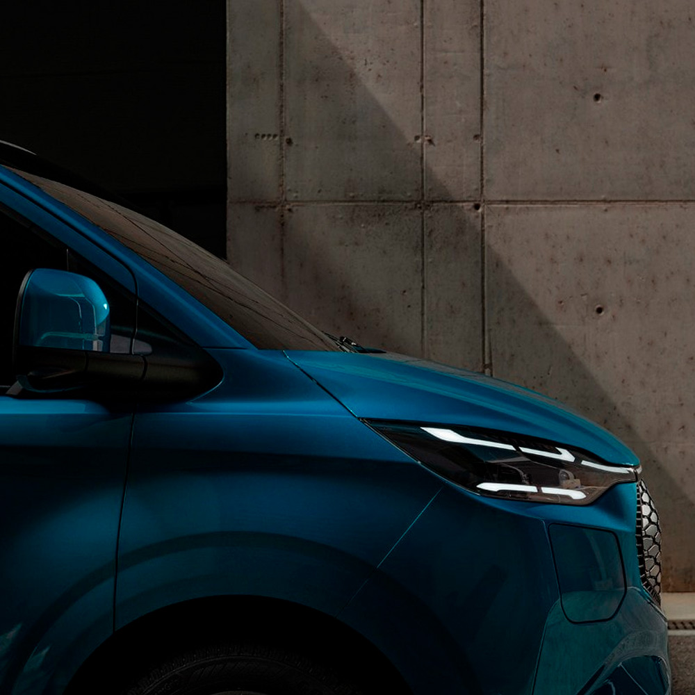 Close-up de uma van elétrica Ford azul.