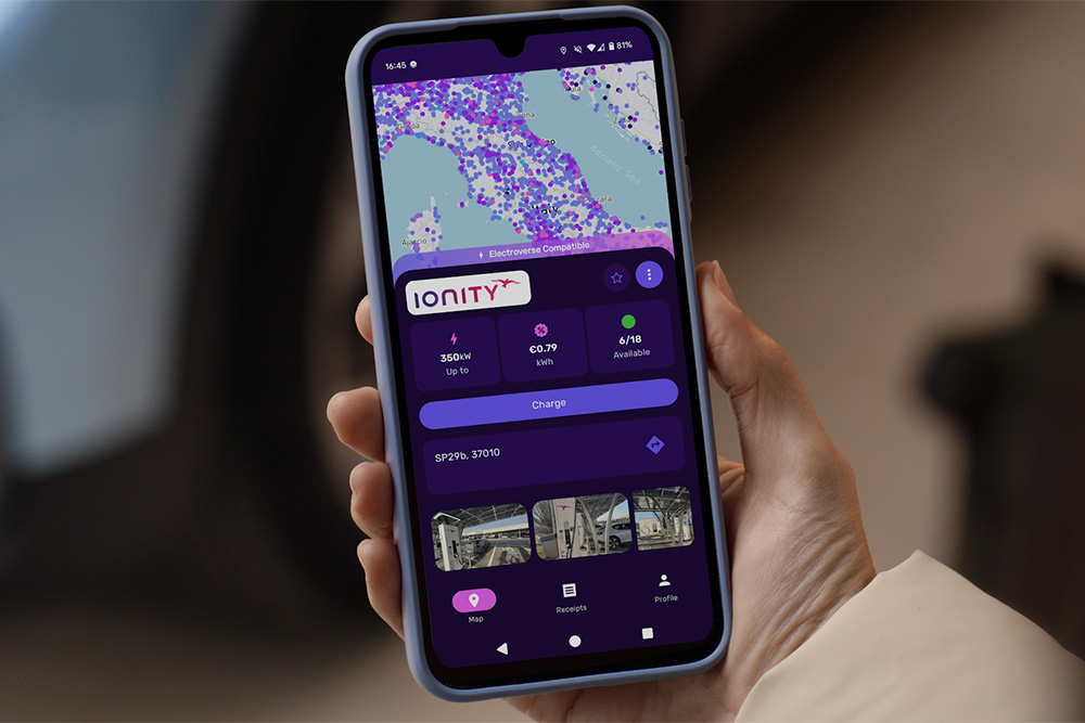 Um smartphone a exibir a aplicação Octopus Electroverse com pontos de carregamento.