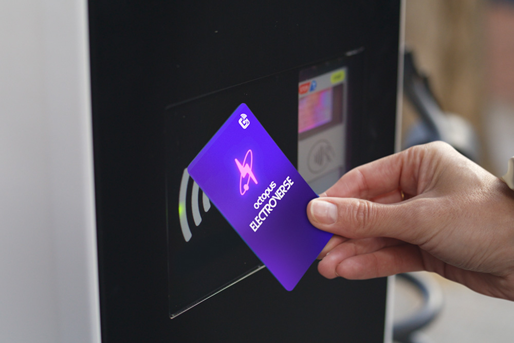 Um Octopus Electrocard (RFID) a ser utilizado num ponto de carregamento público de VE.
