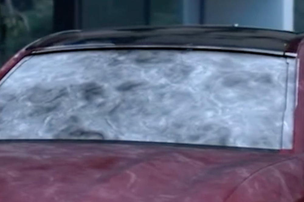 Grande plano do para-brisas gelado de um Ford Mustang Mach-E durante o inverno.