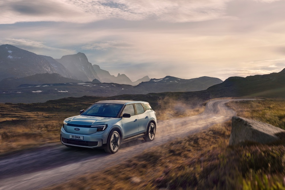 Ford Explorer numa estrada no deserto 