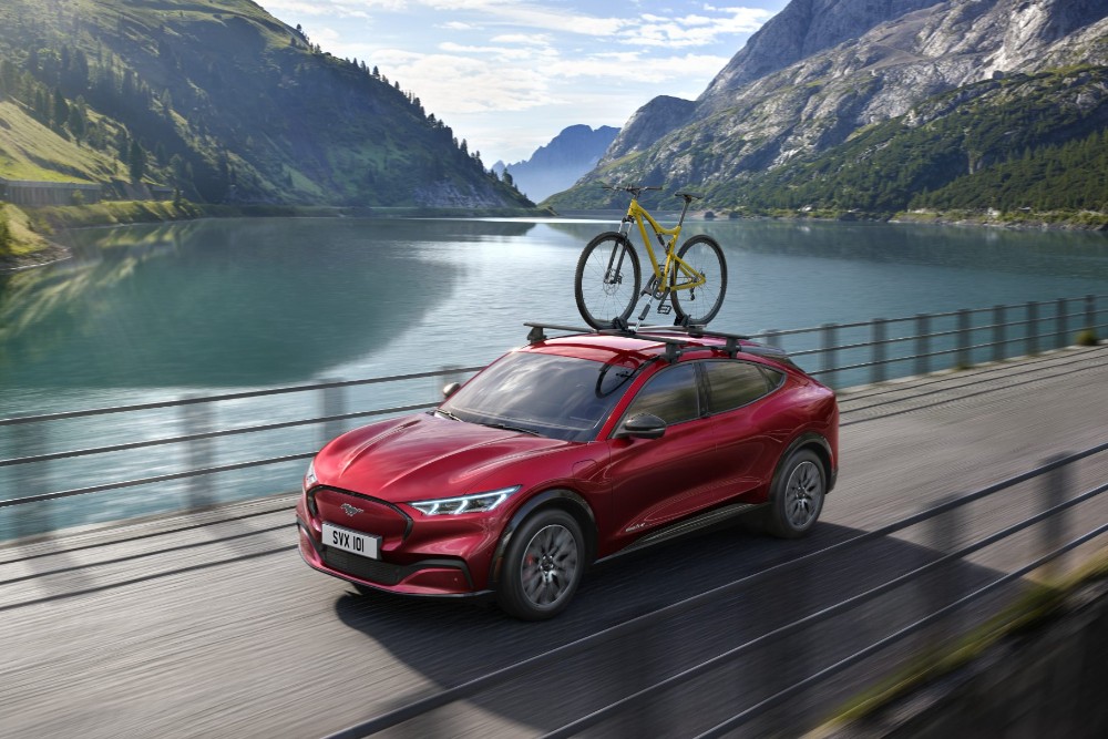 Ford Kuga numa estrada de montanha a transportar uma bicicleta 