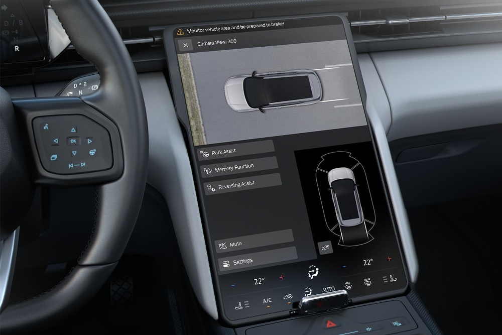 Grande plano do ecrã táctil SYNC no Ford Explorer, que mostra a câmara 360° a ser utilizada no ecrã.
