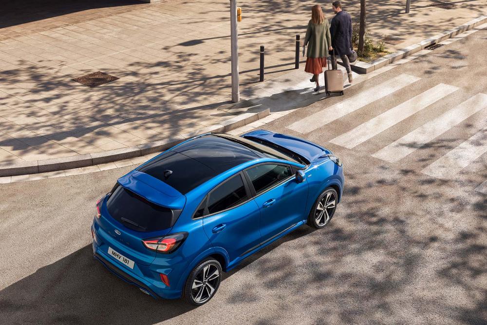 Ford Puma azul na estrada
