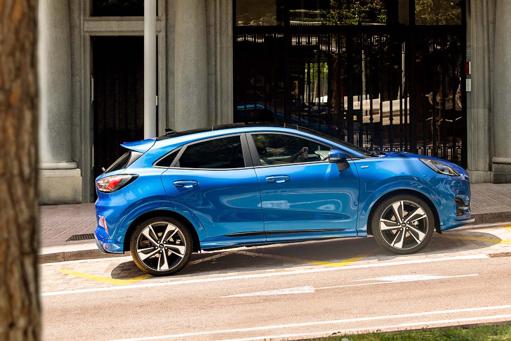 Ford Puma azul na estrada