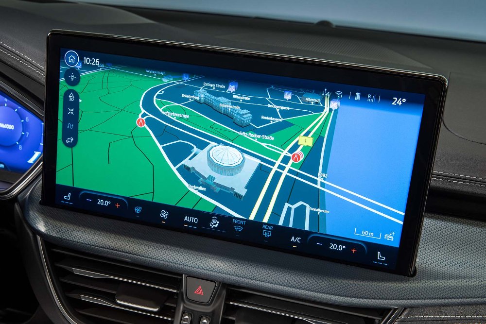 Grande plano do ecrã táctil do SYNC que mostra a navegação e os mapas em utilização.