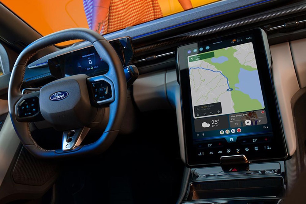 Interior do Ford Capri totalmente elétrico, que mostra o volante e o ecrã tátil SYNC Move.