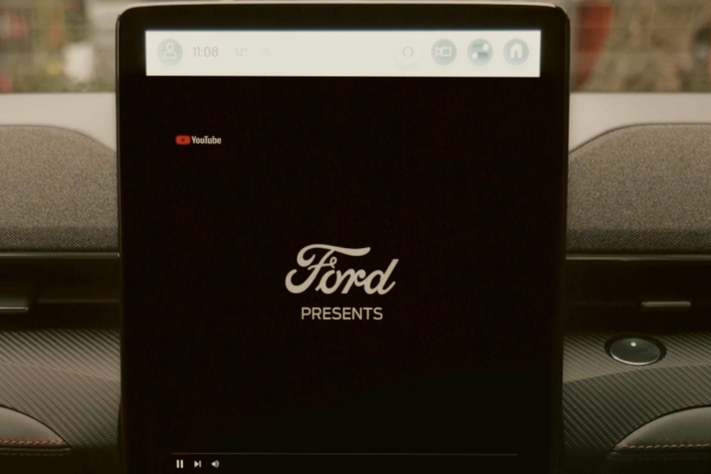 Um ecrã de informação e lazer da Ford com o logótipo da Ford e “Ford Presents”.