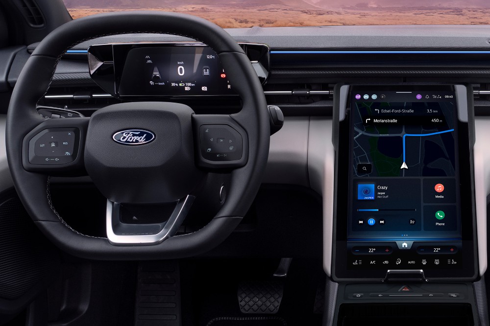 Interior do Ford Explorer totalmente elétrico, que mostra o volante e o ecrã tátil SYNC Move.