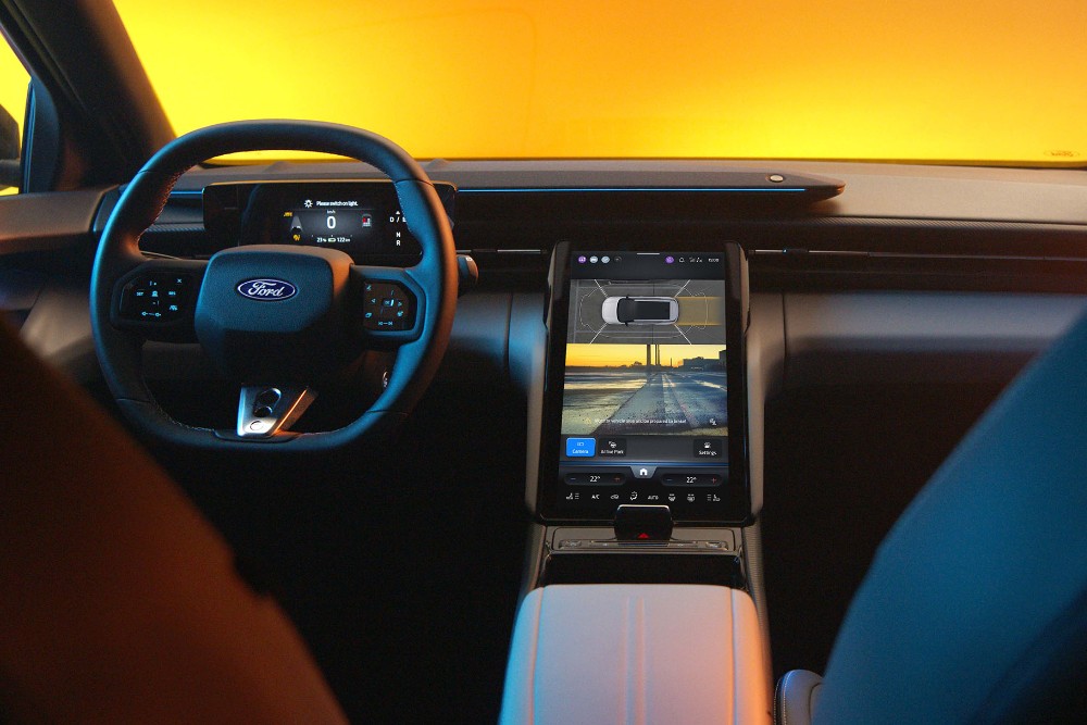 Interior do Ford Capri totalmente elétrico, que mostra o volante e o ecrã tátil SYNC Move.