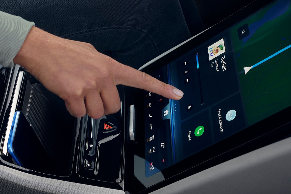 Mulher a interagir com o grande ecrã táctil SYNC no Ford Explorer.