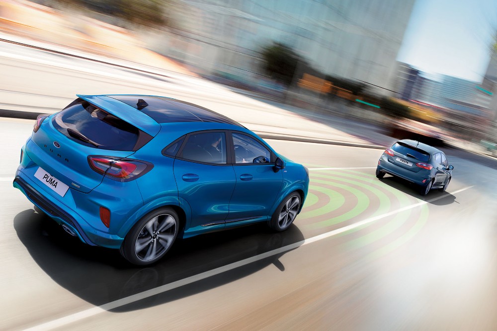 Ford Puma azul com velocidade de cruzeiro adaptável