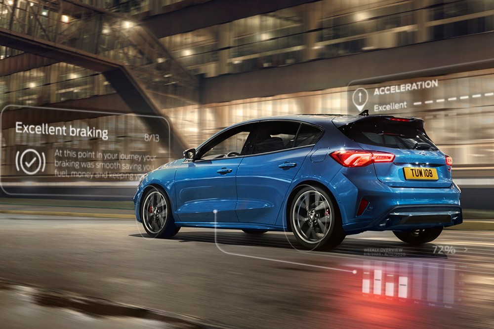 Ford Focus ST azul a circular na cidade