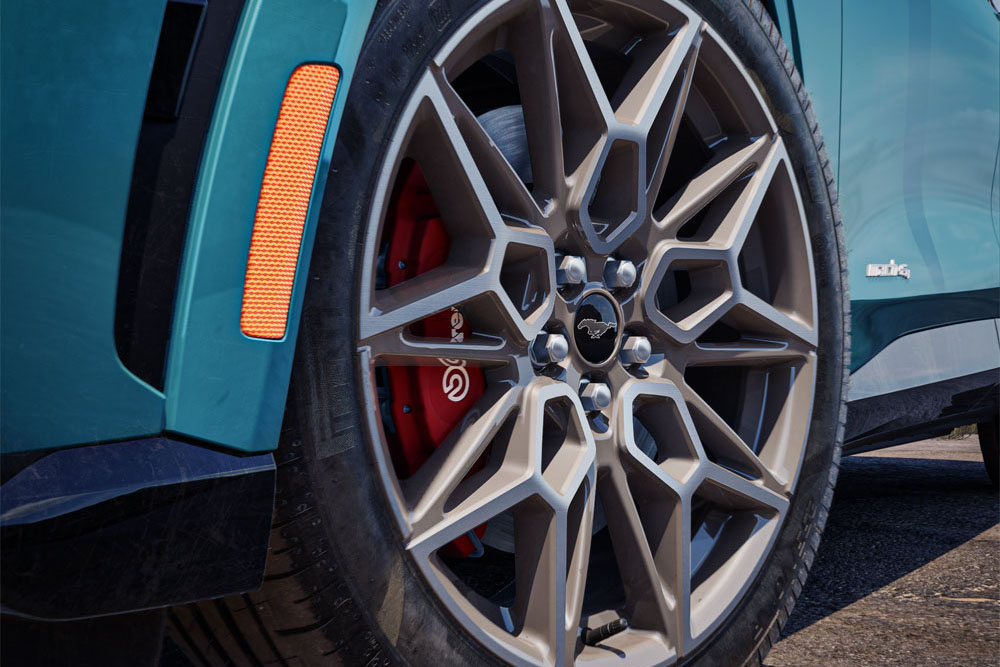 Grande plano do Ford Mustang Mach-E, jantes de liga leve de 20" em alumínio em Carbonised Grey.