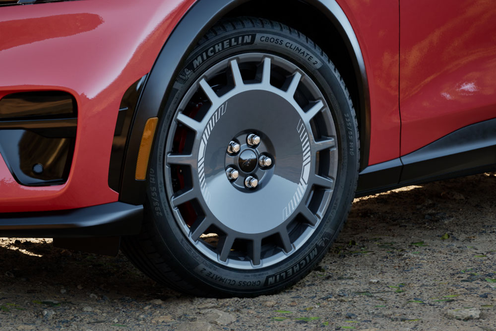 Grande plano da jante de um Mustang Mach-E GT Rally em Race Red.