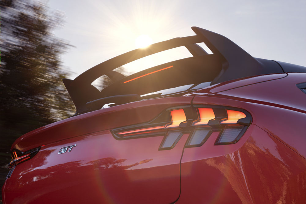 Grande plano do aileron traseiro de um Mustang Mach-E GT Rally em Race Red.