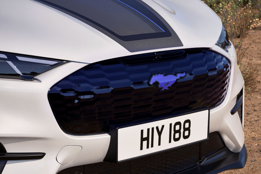 Grande plano do para-choques dianteiro de um Star White Mustang Mach-E GT California Special.