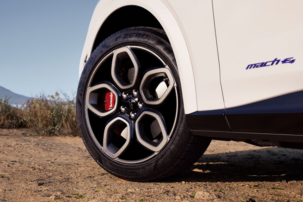 Grande plano da jante de um Mustang Mach-E GT California Special em Star White.
