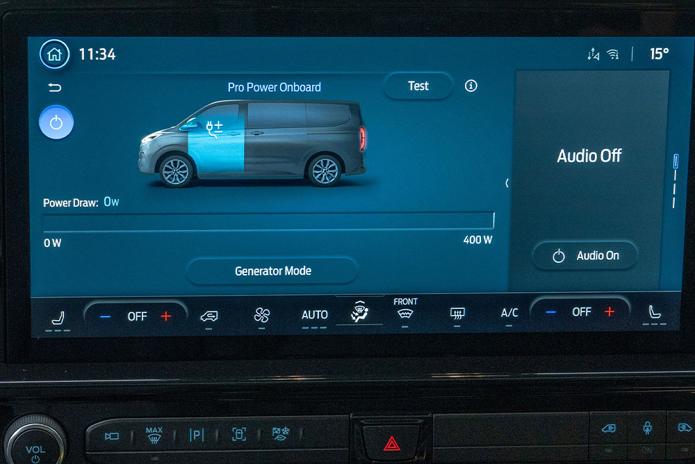 O ecrã do painel de bordo do Ford E-Tourneo Custom mostra o sistema Pro Power Onboard a controlar a potência de saída.