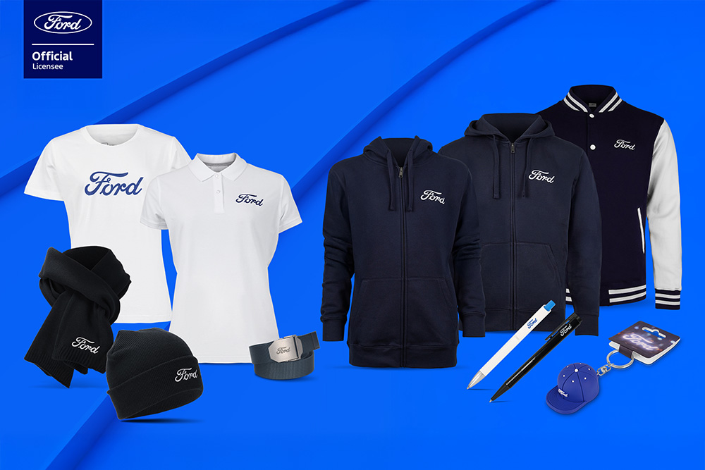 Coleção de produtos Ford com vários veículos Ford como pano de fundo, incluindo guarda-chuvas, canecas e peças de vestuário com a marca Ford.