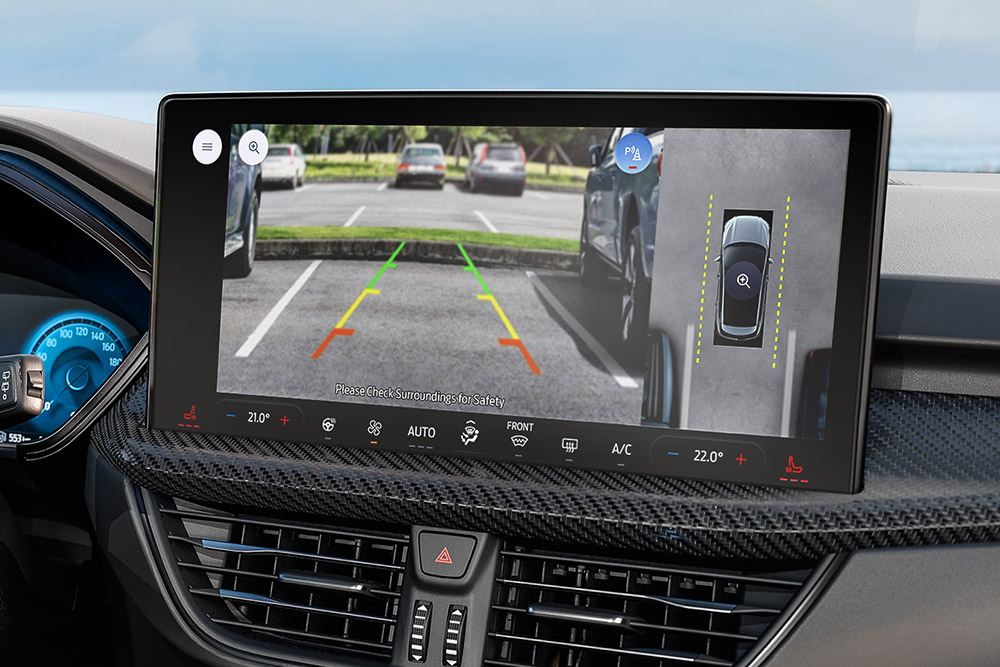 Grande plano do interior de um Ford Kuga, com foco na câmara de 360° do painel de instrumentos do veículo.