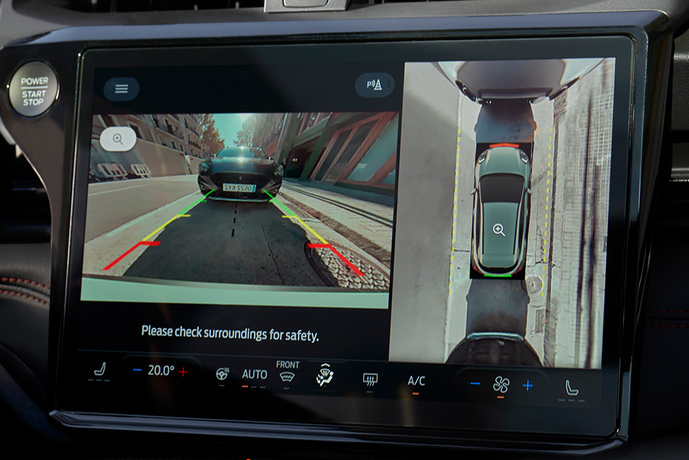 Grande plano da câmara de 360° que demonstra os apoios ao estacionamento no novo Ford Puma Gen-E® elétrico.