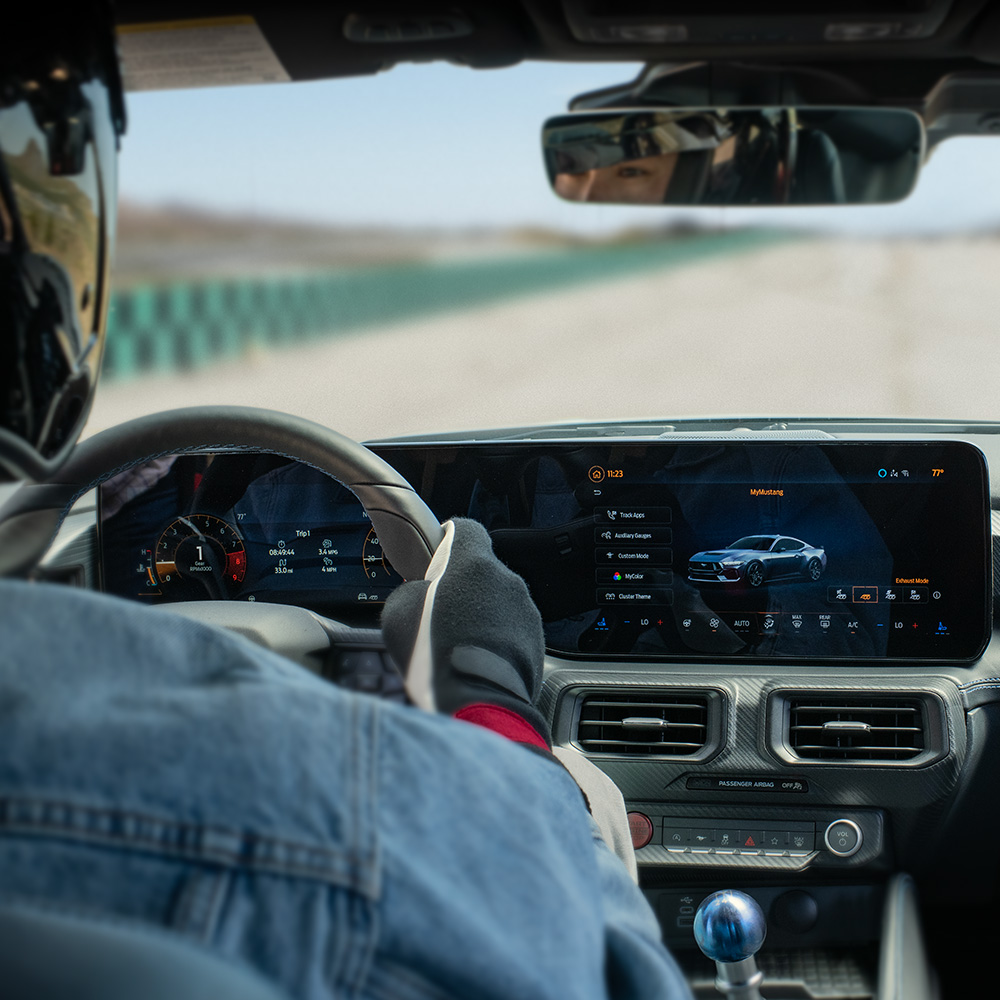 Interior do Ford Mustang com dados de monitorização no ecrã táctil SYNC