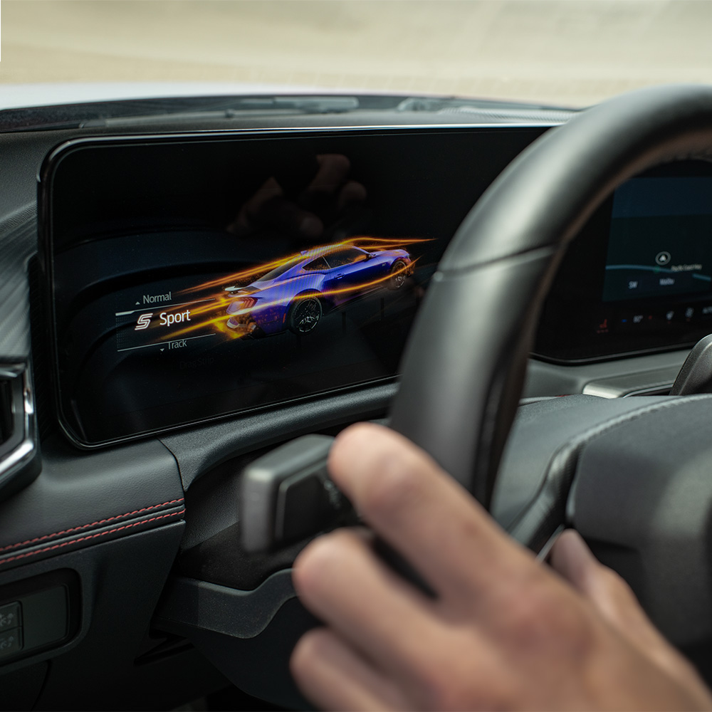 Painel digital do Ford Mustang a mostrar o modo Sport