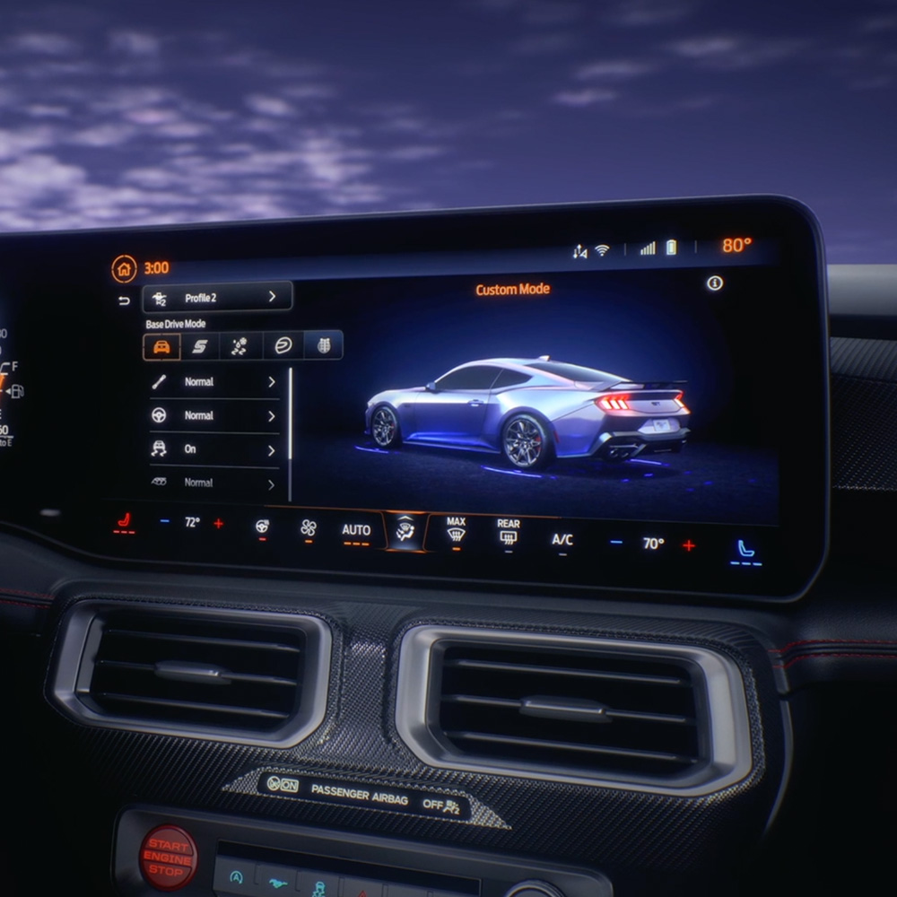 Grande plano do monitor do painel de instrumentos do Ford Mustang que apresenta o software Ford SYNC 4.