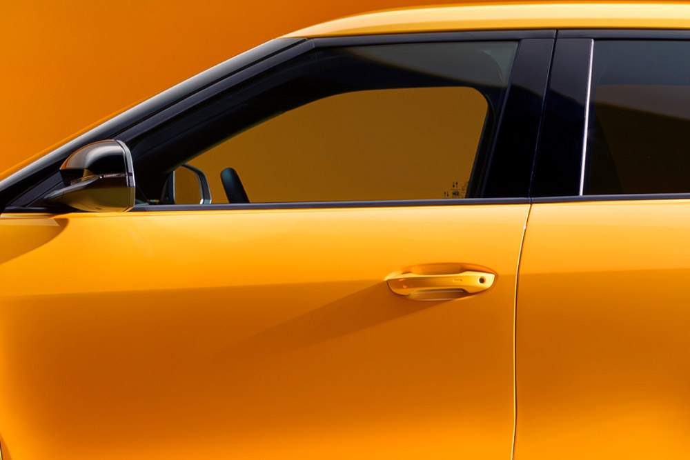 Vista lateral de um Ford Capri® em amarelo.