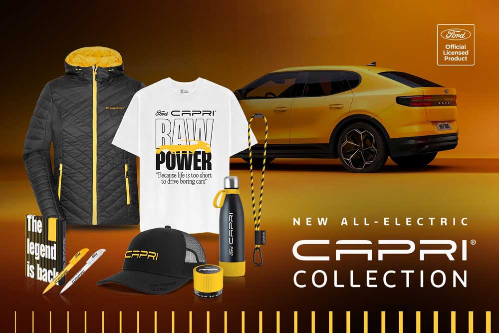 Productos promocionales de Ford Capri en negro, amarillo y blanco, entre los que se incluyen ropa, cordones, gorras, botellas de agua, artículos de papelería y altavoces, delante de un Ford Capri amarillo.