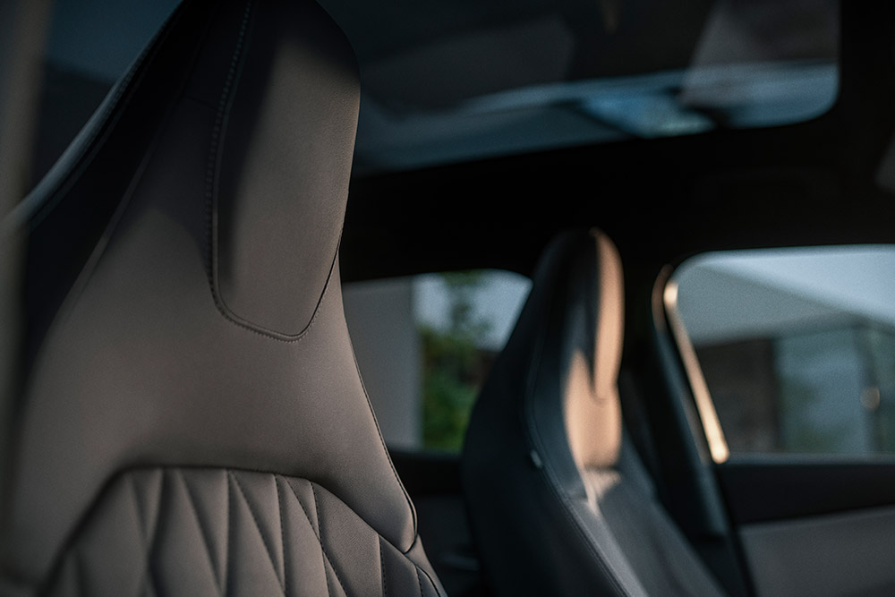 Um grande plano dos luxuosos bancos pretos Sensico do Ford Explorer elétrico.