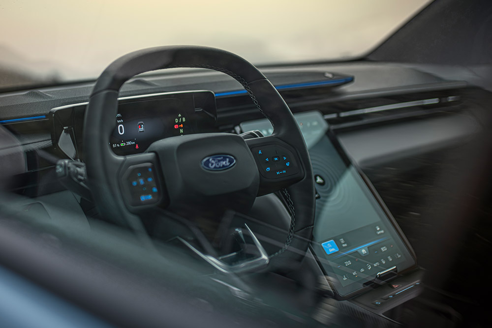 Um grande plano do volante aquecido do Ford Explorer elétrico.