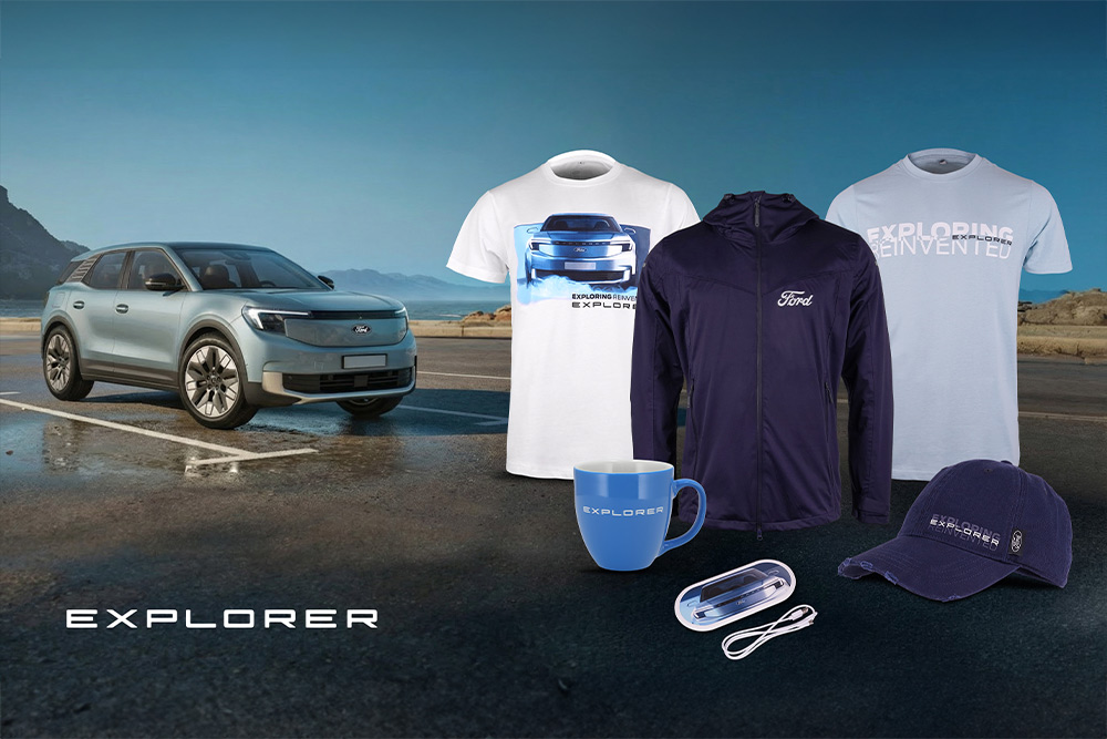 Coleção de produtos Ford com vários veículos Ford como pano de fundo, incluindo guarda-chuvas, canecas e peças de vestuário com a marca Ford.