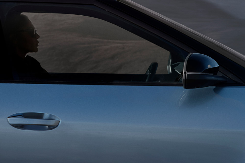 Vista em grande plano da porta de um Ford Explorer® em azul. 
