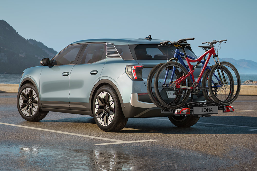 Ford Explorer azul numa estrada rural, com duas bicicletas no suporte de bicicletas montado nas barras de tejadilho.
