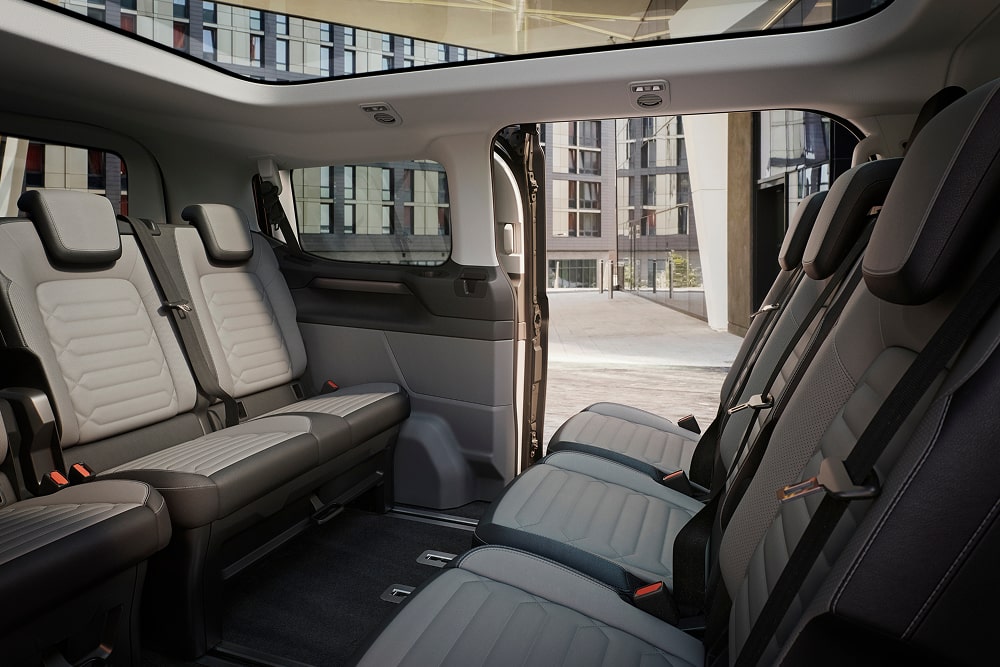 Bancos flexíveis de três filas no interior do monovolume Ford Tourneo Custom.