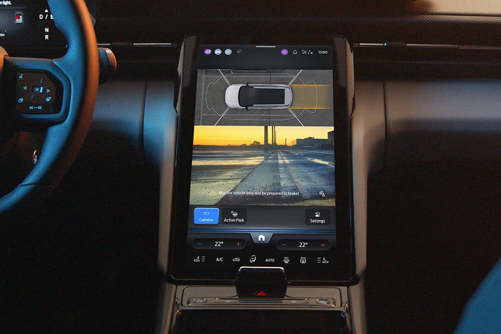 Grande plano do ecrã tátil digital de um SUV Ford a mostrar o Active Park Assist em ação.