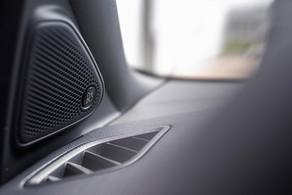 Grande plano de uma coluna de áudio Bang & Olufsen.