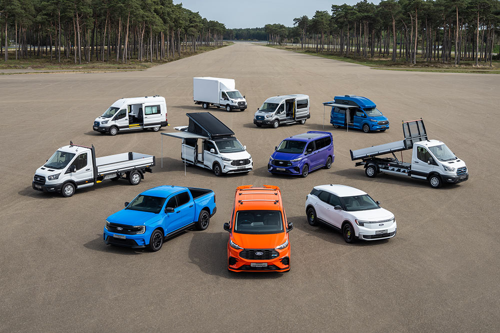 Diversos veículos comerciais Ford.