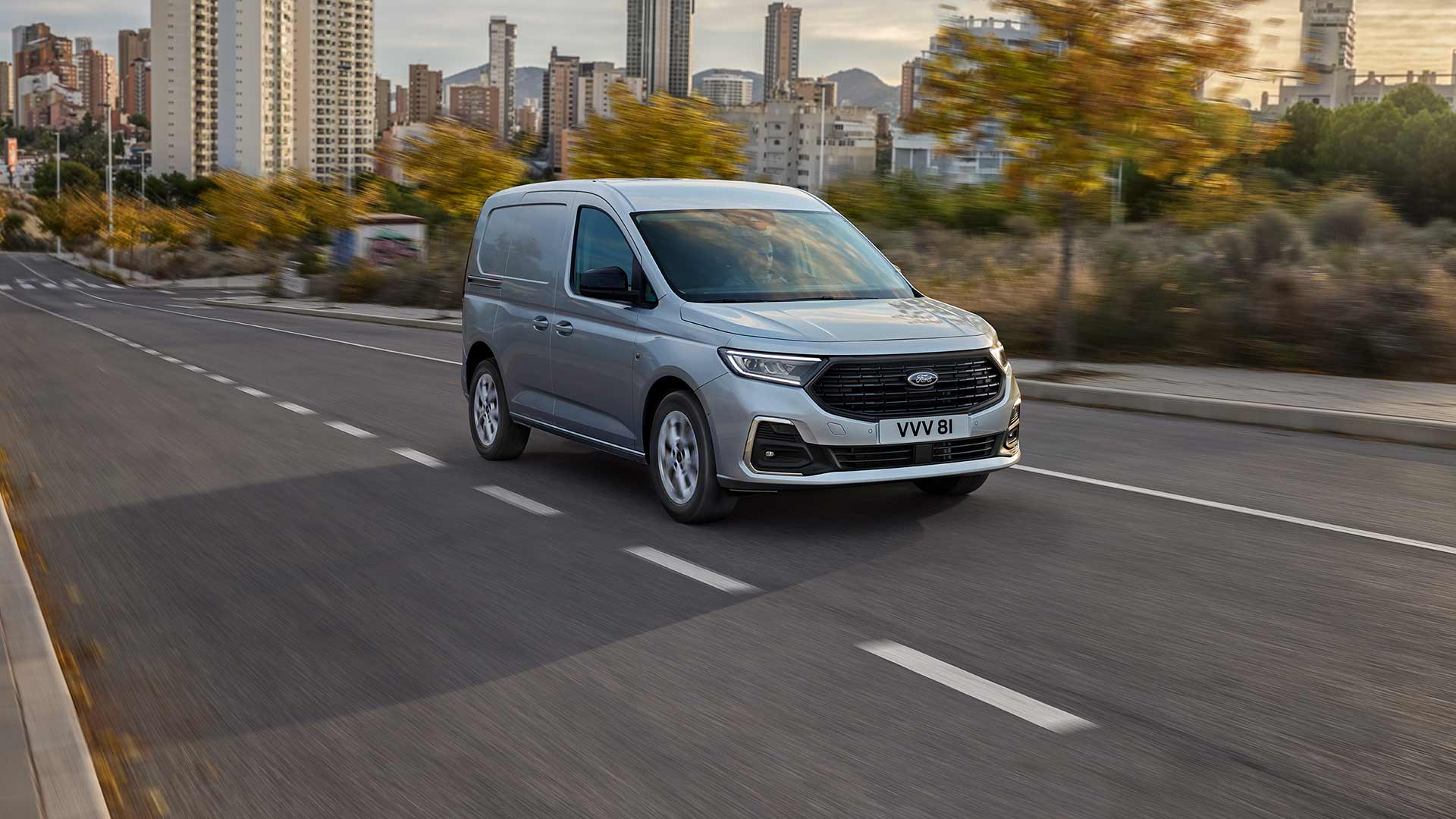 Ford Transit Connect a circular na cidade, mostrando as molduras cromadas dos faróis de nevoeiro e os faróis automáticos.