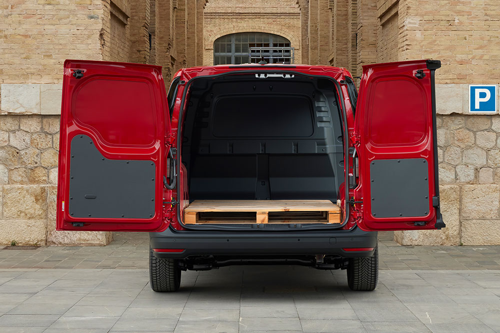 Vista da parte traseira do Ford Transit Connect, com as portas traseiras abertas e carregado com materiais de construção.