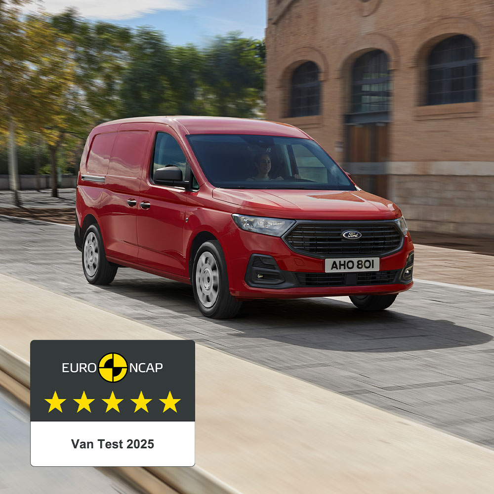 Ford Transit Connect Trend em Lava Red, a mostrar a grelha dianteira e os faróis automáticos.