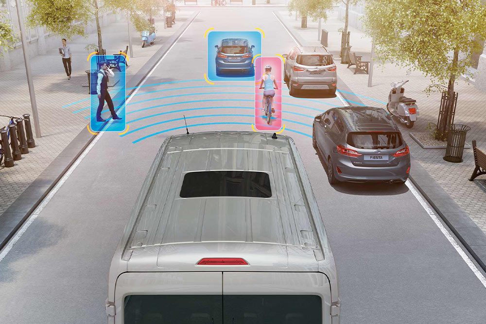 Carrinha Ford Transit com funcionalidades avançadas de segurança que detetam peões e veículos.