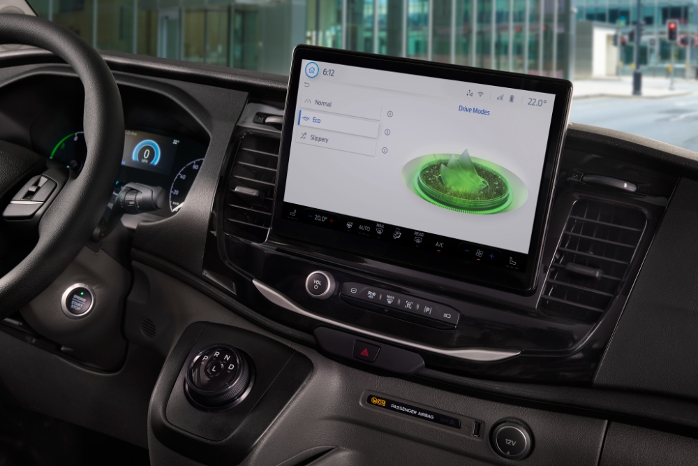 Painel de instrumentos de uma carrinha Ford E-Transit com um ecrã tátil que apresenta os modos de condução.
